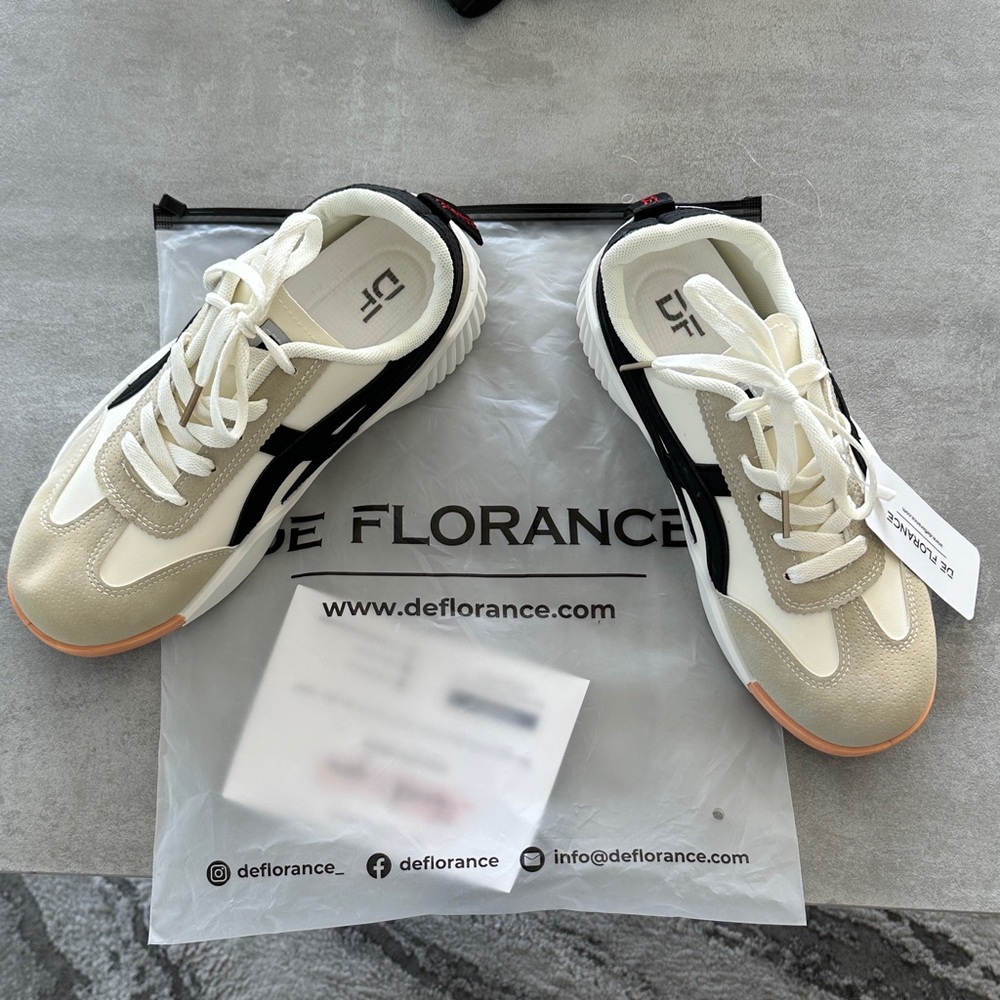 De Florence DF Cloudea Women's Athletic Shoes - Cream and Black never worn NEW!